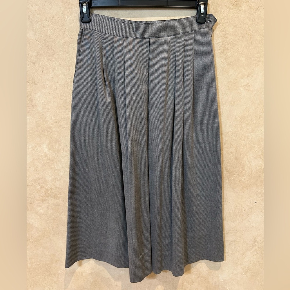 VTG Gray Pleated Midi Skirt by Amherst vintage classic chic size 8. 30” waist